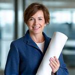 Portret van Els Jansen, mariene houtspecialist, met een blauwdruk in haar handen.